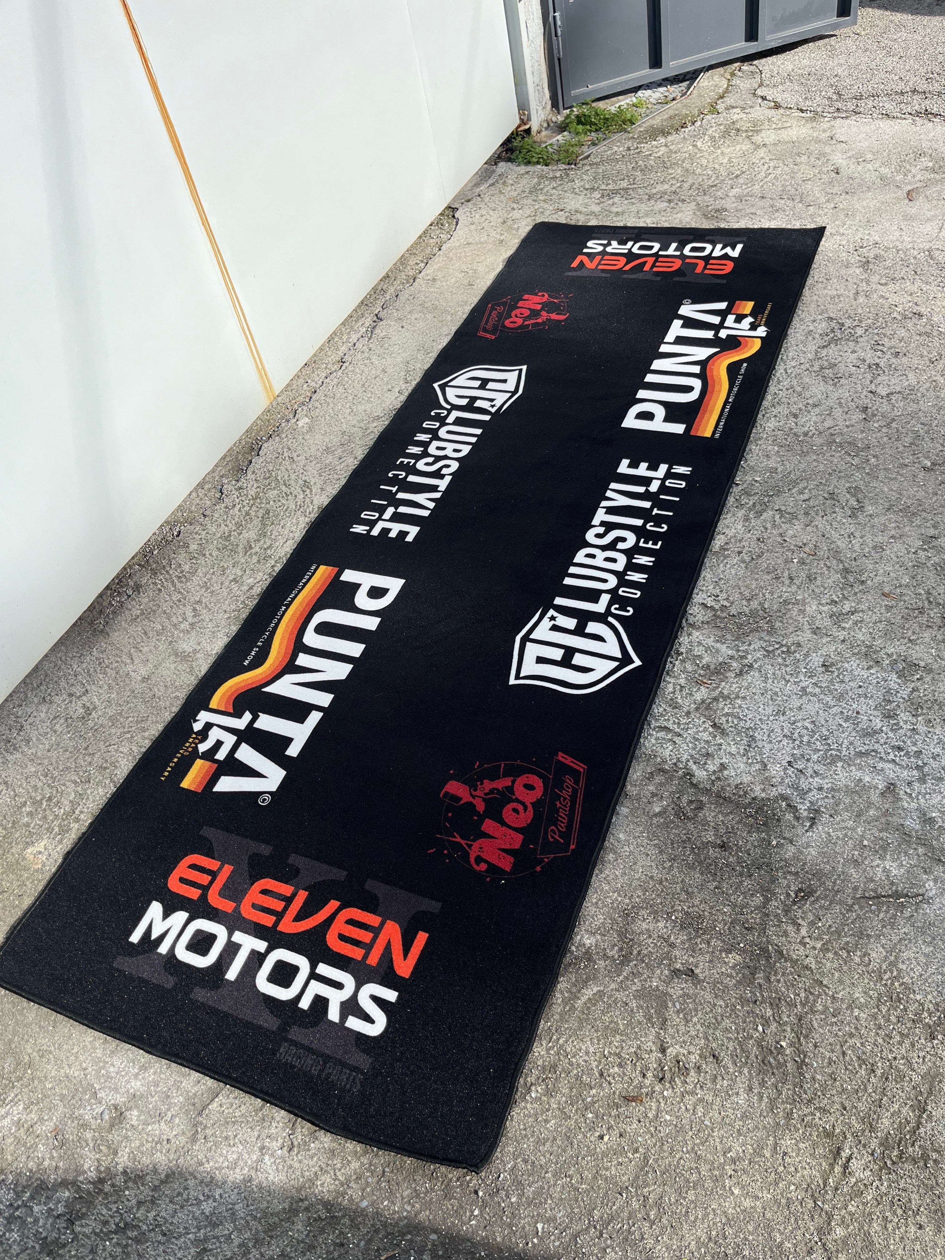 Tapis de stationnement moto Eleven Motors x NEO x Punta x ClubstyleConnection