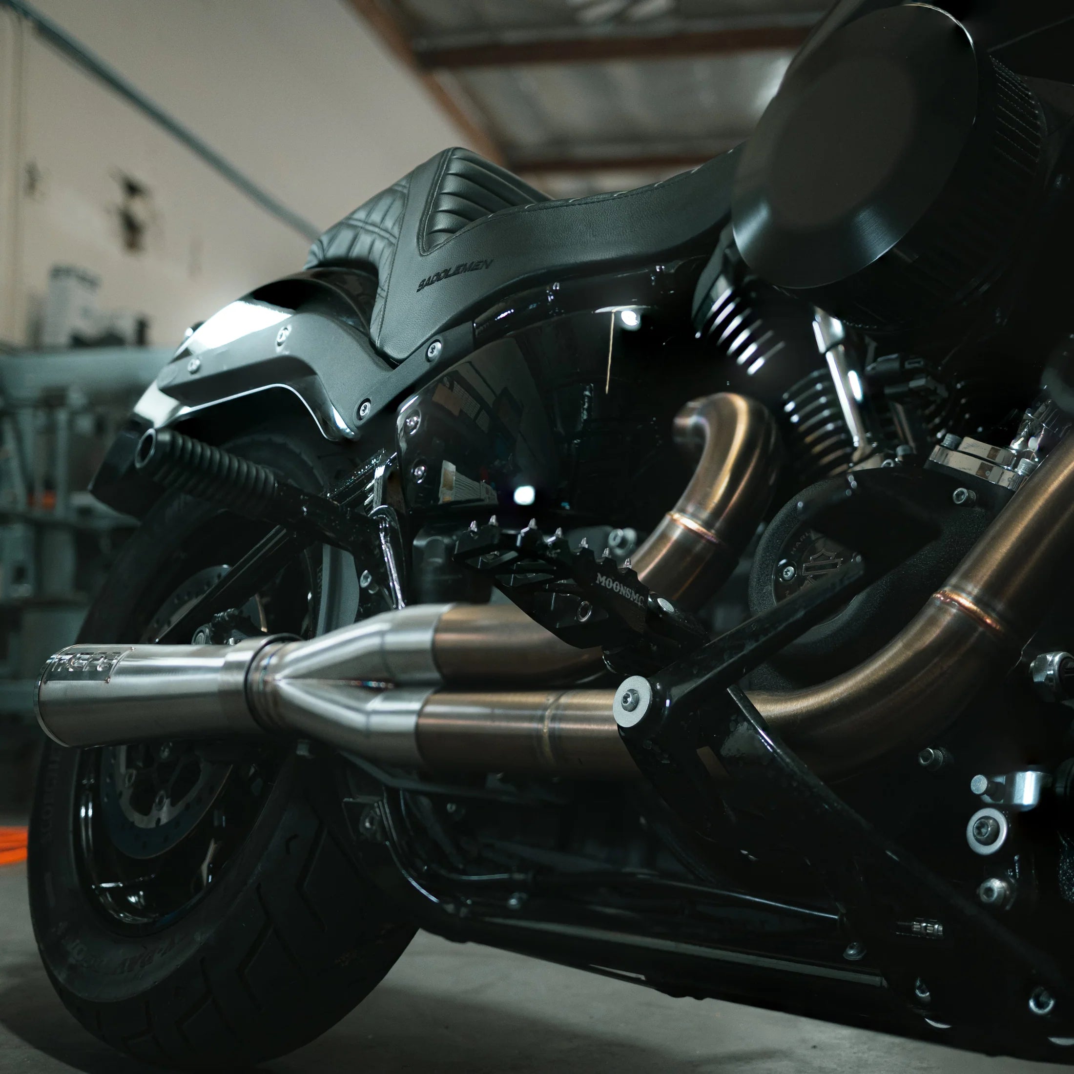 FAB28 M8 Softail exhaust