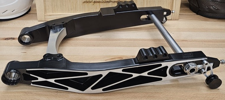Dyna Swingarm Black with an silver accent face.