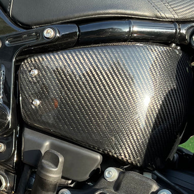 Carbon side Covers Softail M8 without shock preload