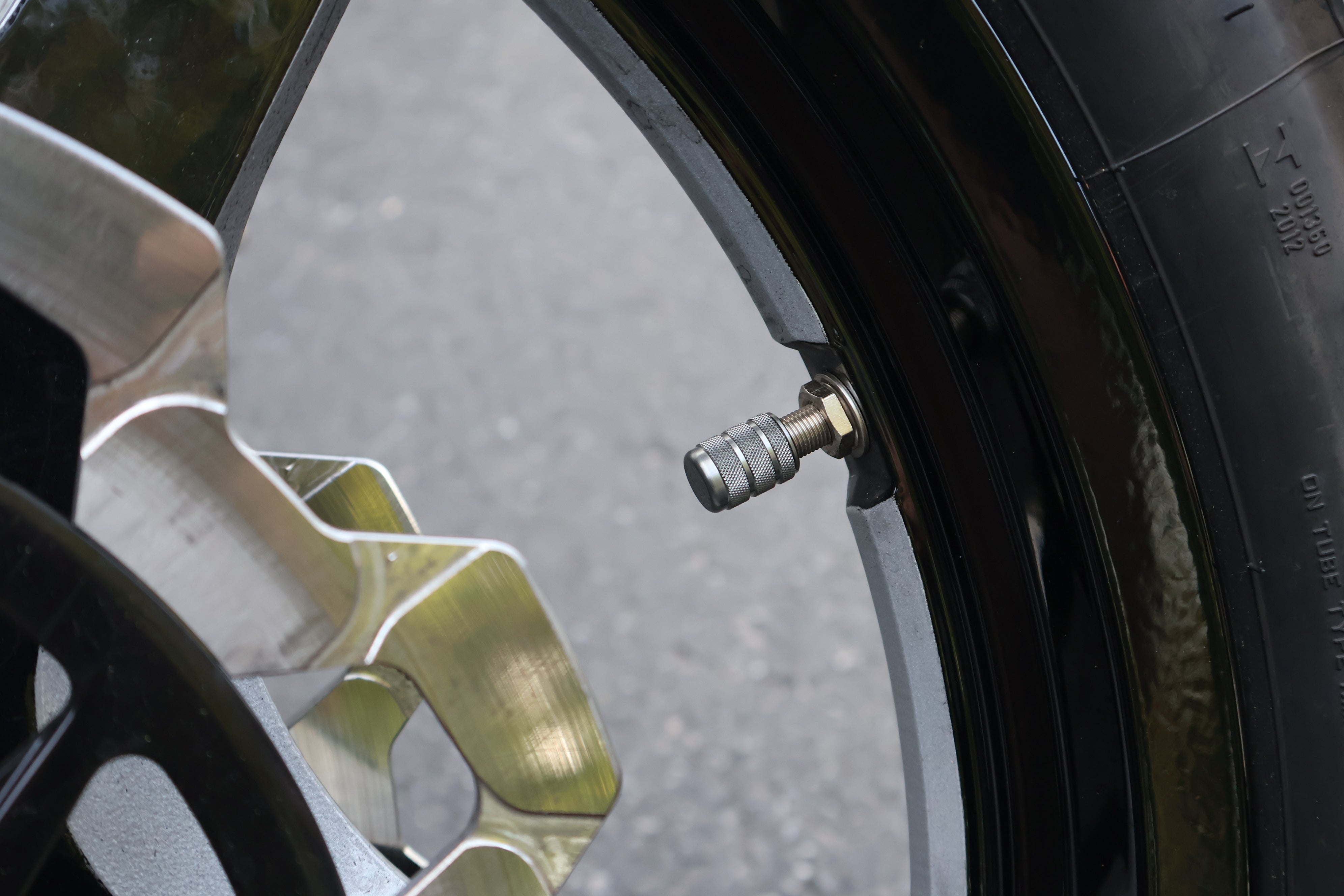 Bouchon de tige de valve à filetage croisé