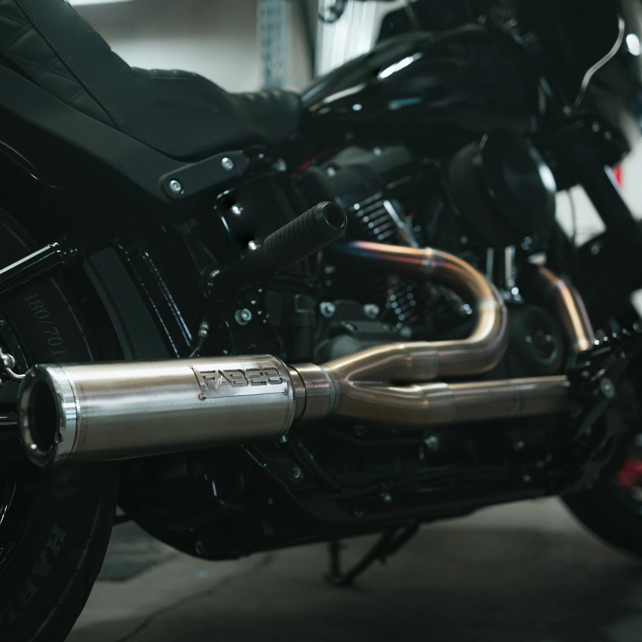 FAB28 M8 Softail exhaust