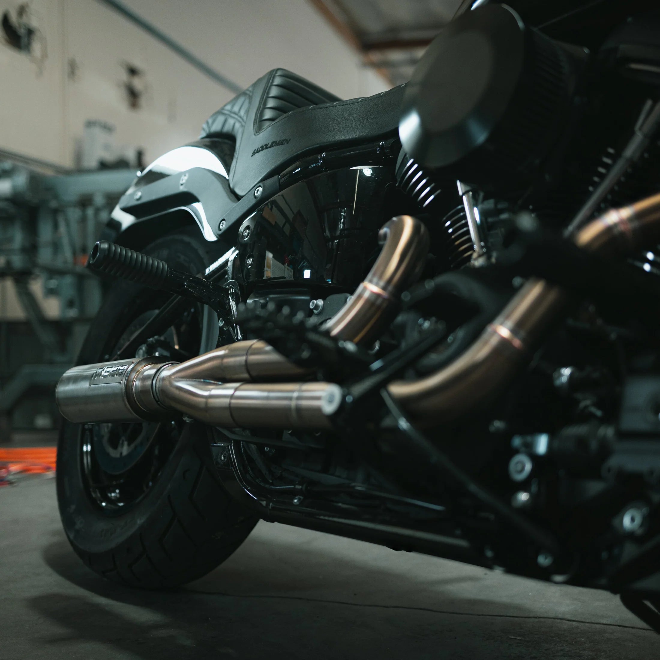 FAB28 M8 Softail exhaust