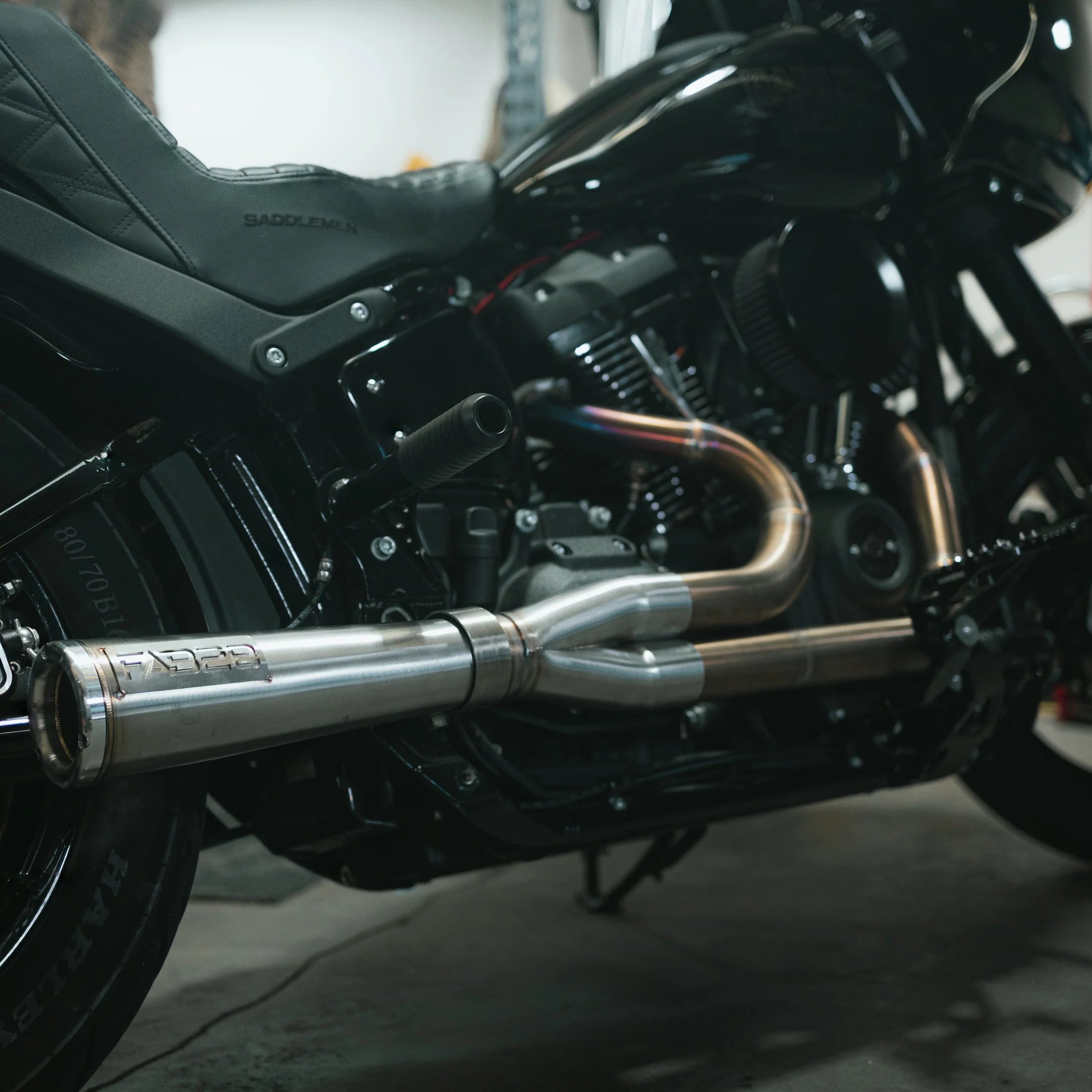 FAB28 M8 Softail exhaust